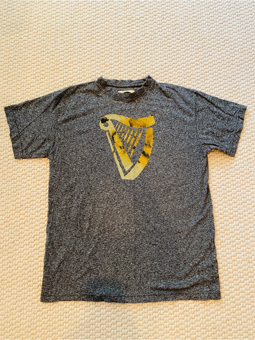Men's Charcoal Heather Short Sleeve Tee with Guinness Harp Graphic Size M